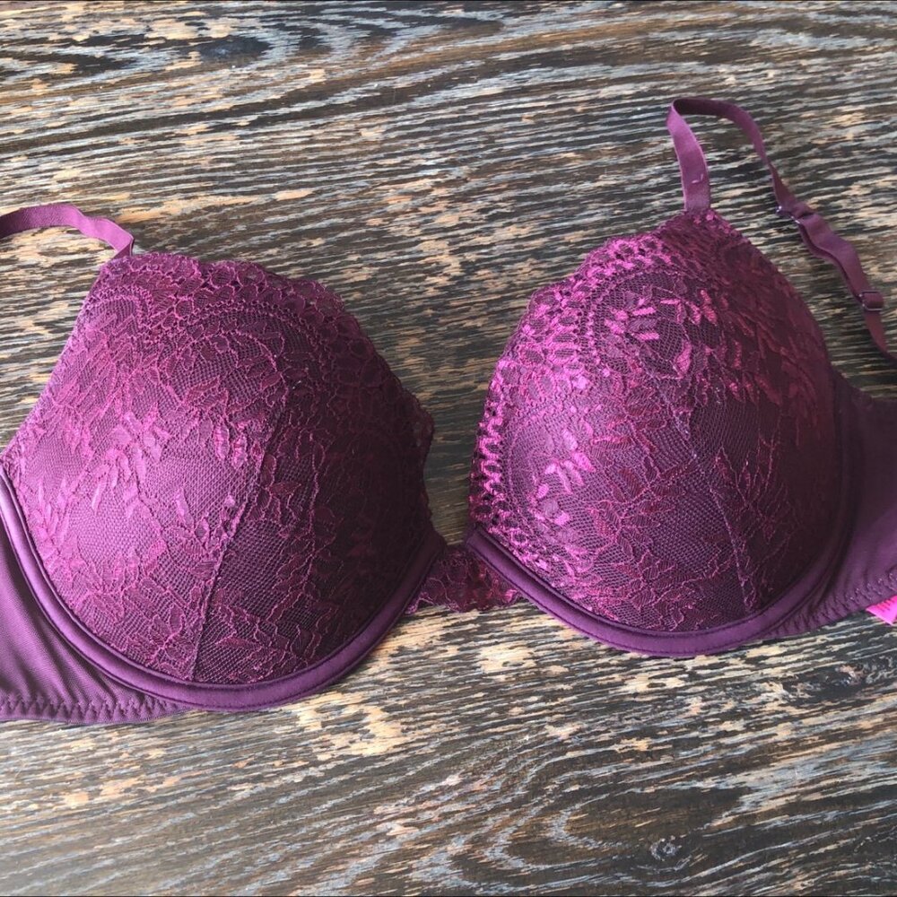 Lace bra has a under push up integrated in it. size 36DD